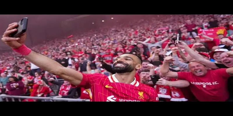 Mohamed Salah ghi lại khoảnh khắc cùng biển người đỏ phía sau